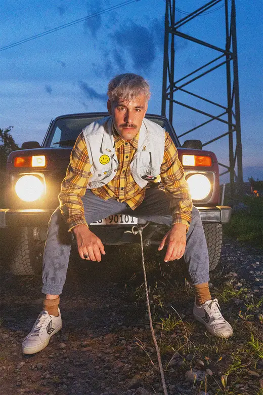 Juri Volta sitzt in der Daemmerung auf einer Stossstange