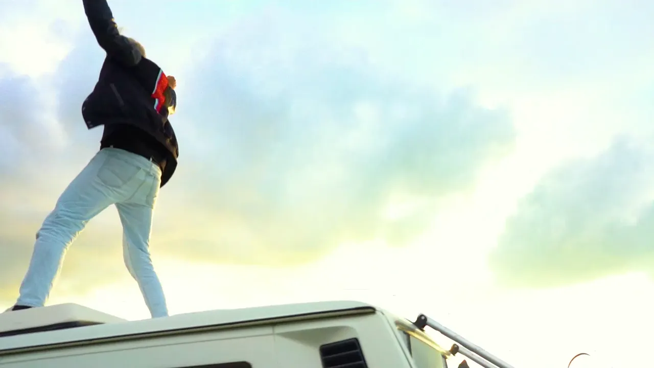 Juri Volta tanzt auf dem Dach eines fahrenden VW-Busses
