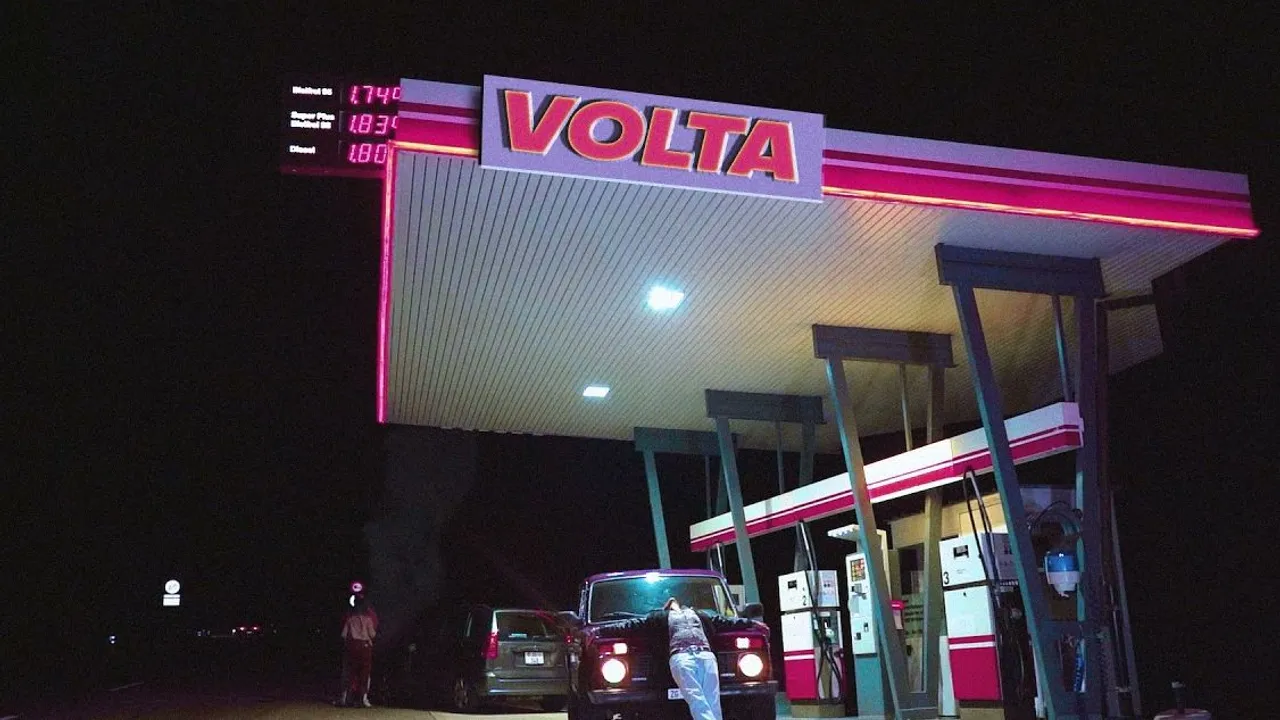 Nachts an einer Tankstelle mit dem Schriftzug VOLTA